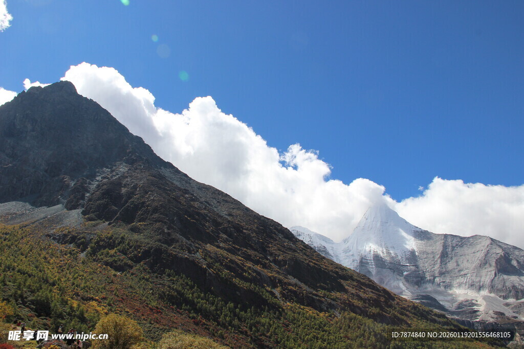 巍峨山峦映蓝天
