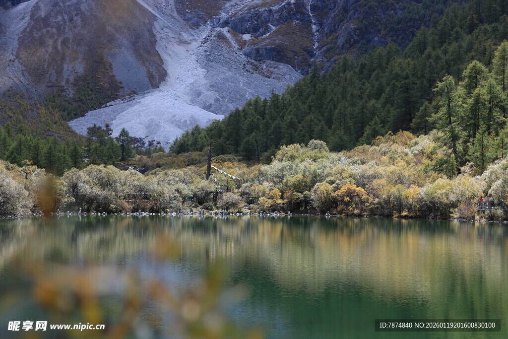 山间湖泊与远处瀑布美景