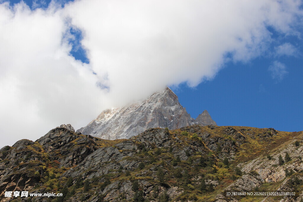 巍峨山峰与蓝天白云