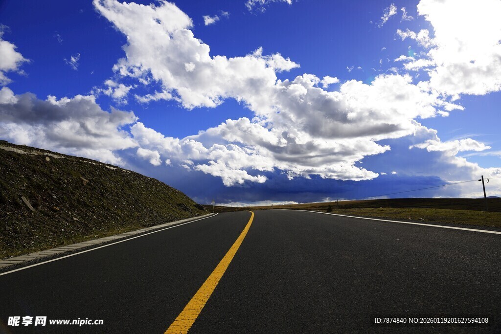 公路伸向蓝天白云间
