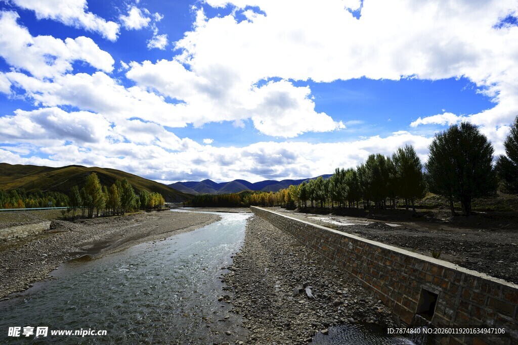 山间小河蓝天白云美景