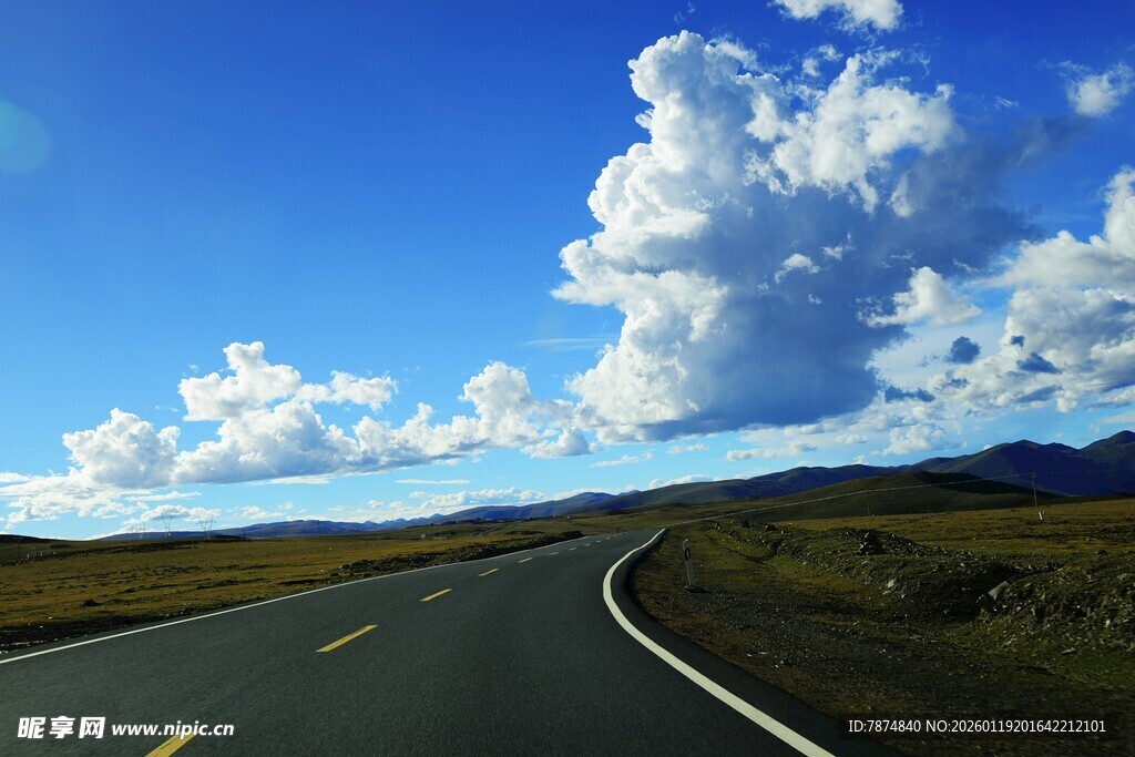 公路伸向远方的美丽风景