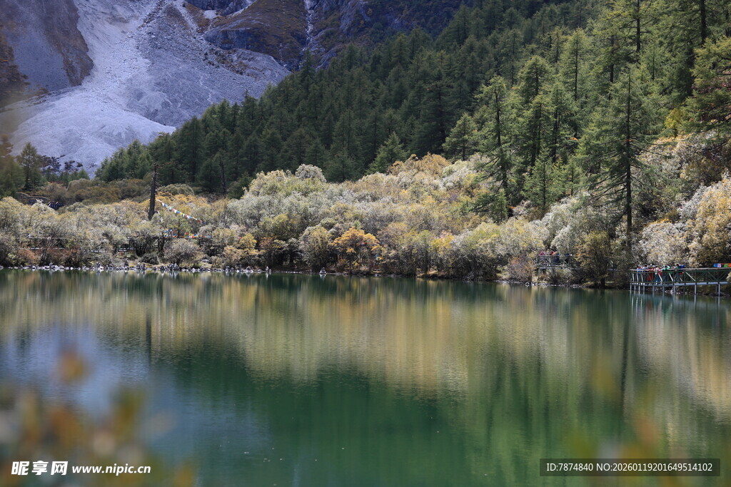 山间幽湖 秋色如画