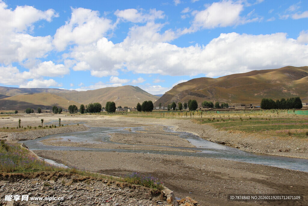 草原溪流边的壮丽风光