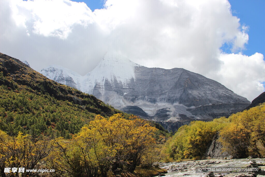 秋日山间壮丽雪山美景