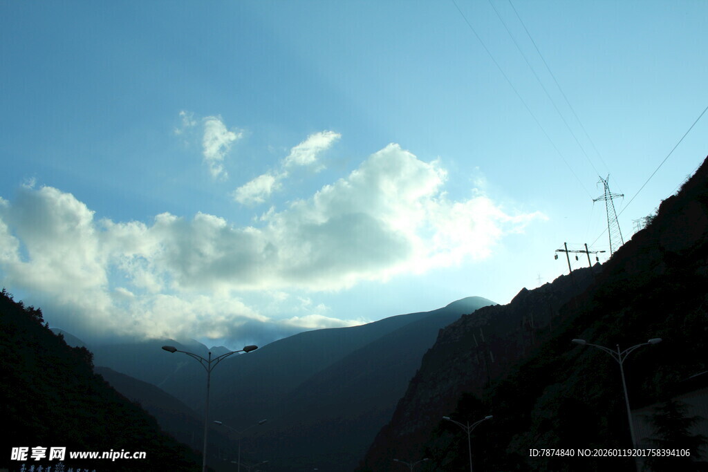 山间云景 蓝天映衬山脉