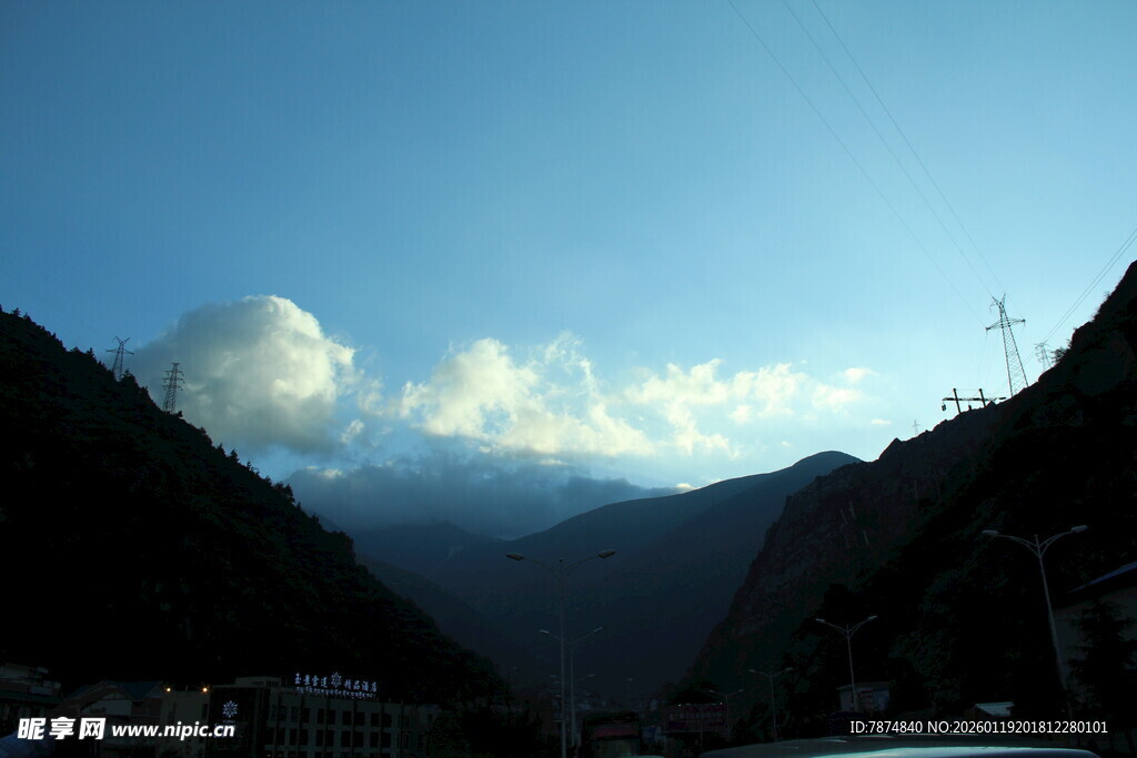 山间蓝天与白云的景致