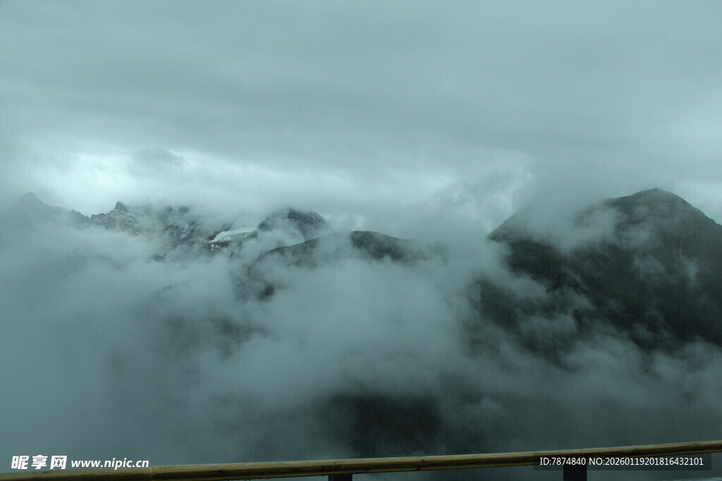 云雾缭绕的壮丽山峦