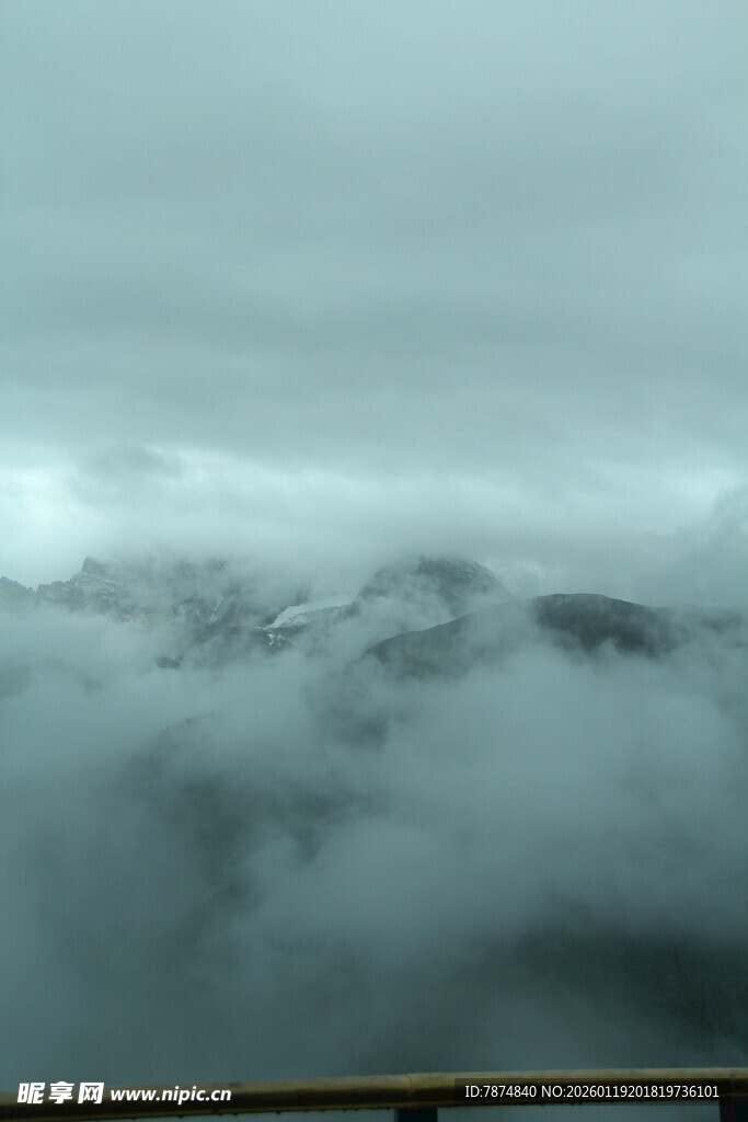 云海中的山峦美景