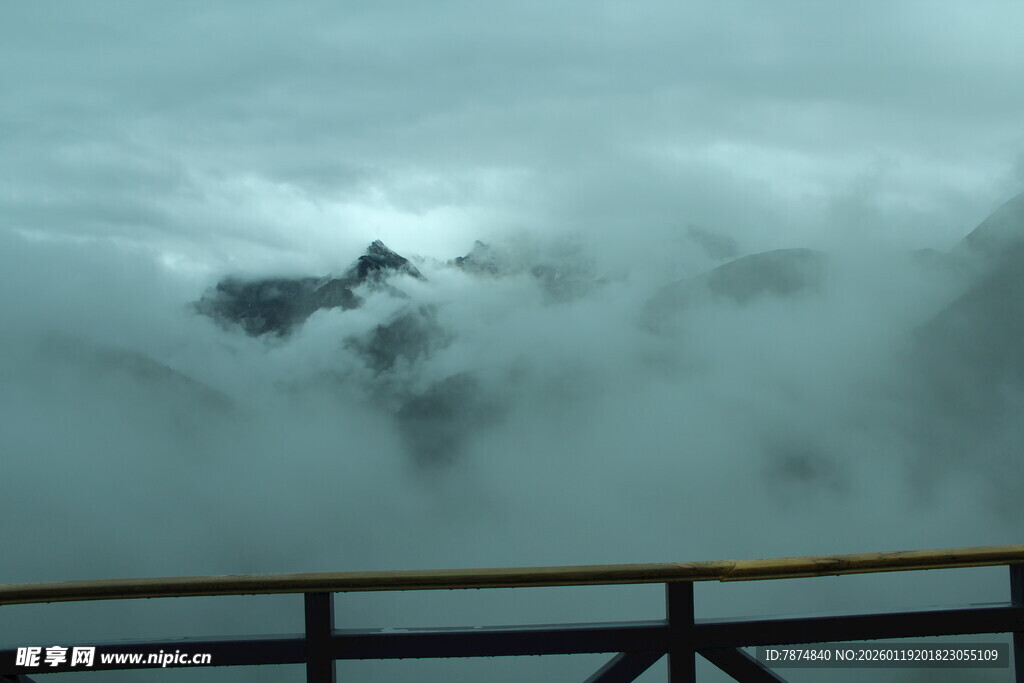 云雾缭绕中的山景奇观