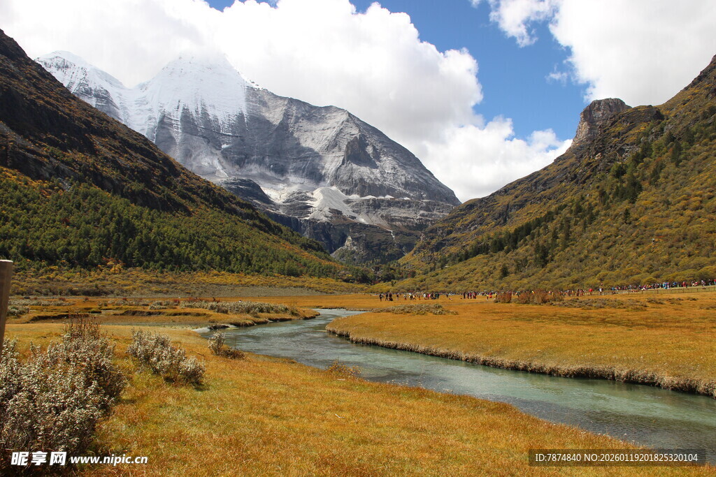 山间河谷壮丽自然风光