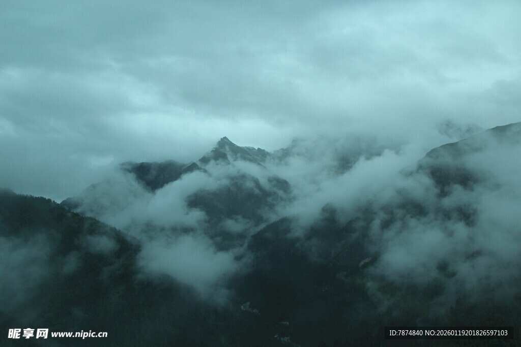 云雾缭绕的巍峨山脉