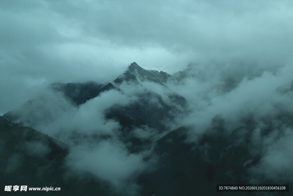 云雾缭绕的壮丽山峦