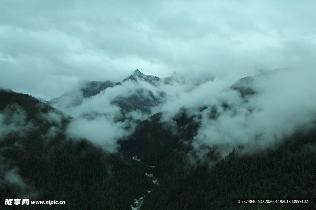 云雾缭绕的壮丽山峦