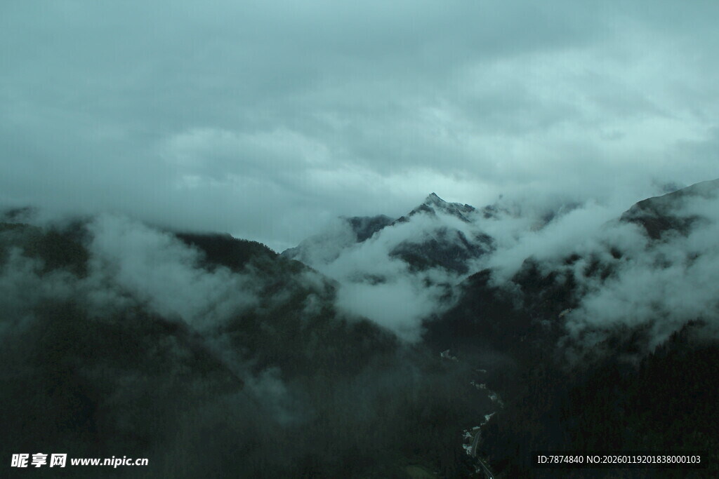 云雾缭绕的巍峨雪山