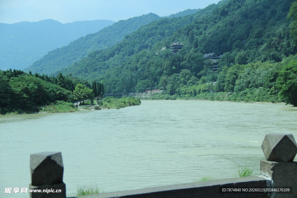 青山环绕的宁静河流