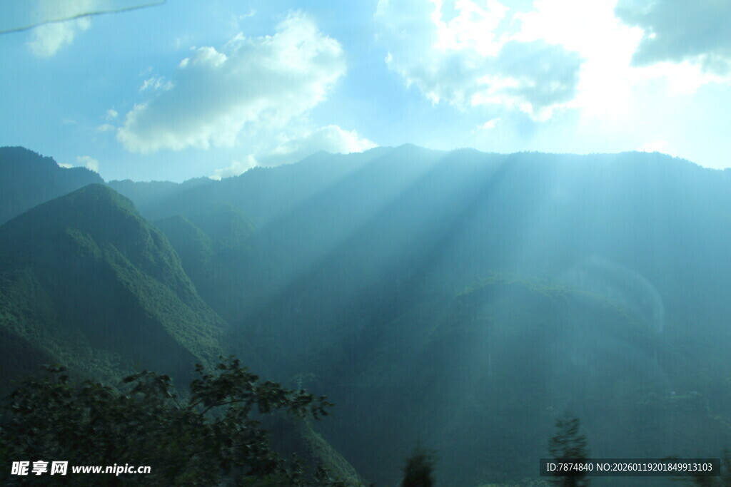 山间阳光穿透云层美景
