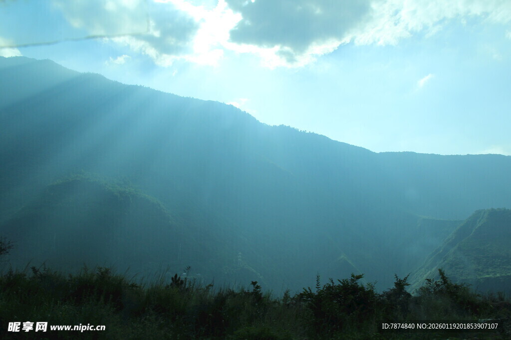 山间晨光洒向葱郁树林