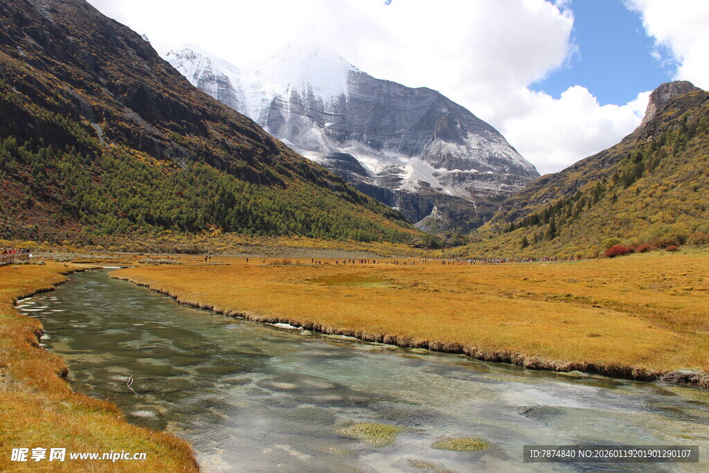山间溪流旁的壮丽雪山景色