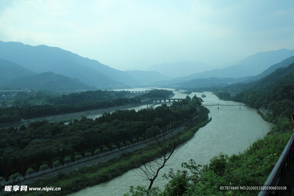 蜿蜒河流穿行于青山之间