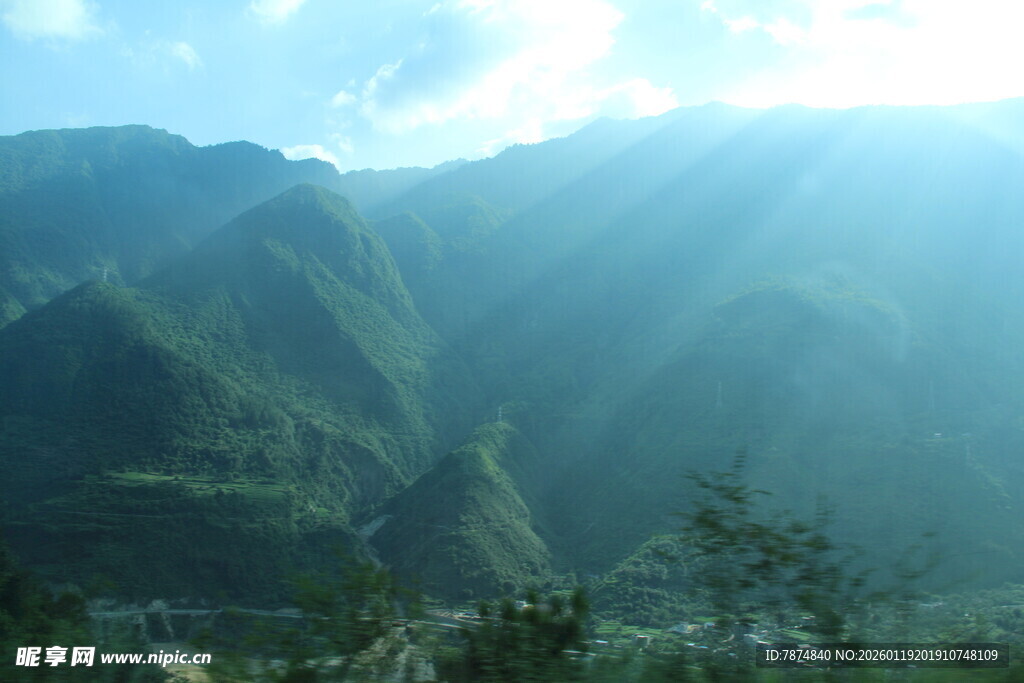 山间晨光洒向连绵青山