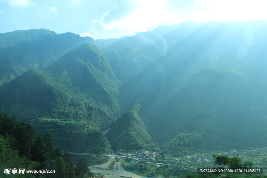 山间美景 阳光洒落山谷