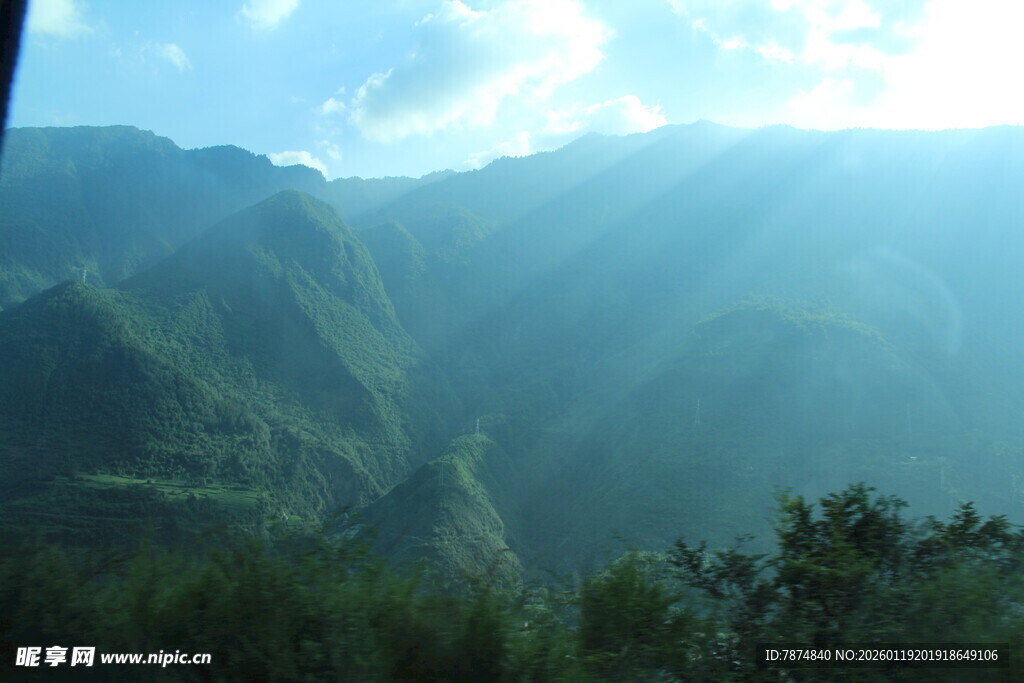 山间阳光照耀壮丽风景