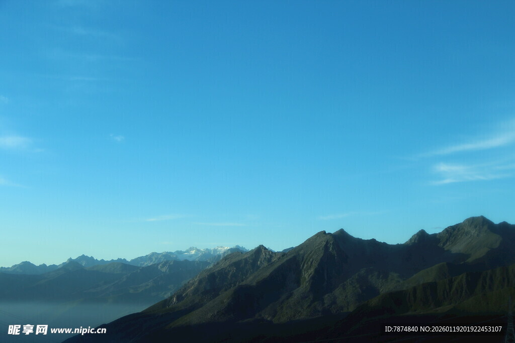 蓝天映衬下的连绵山脉
