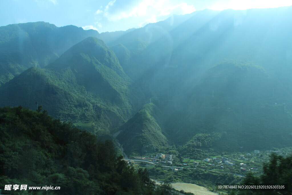 山间晨光下的壮丽山谷景色