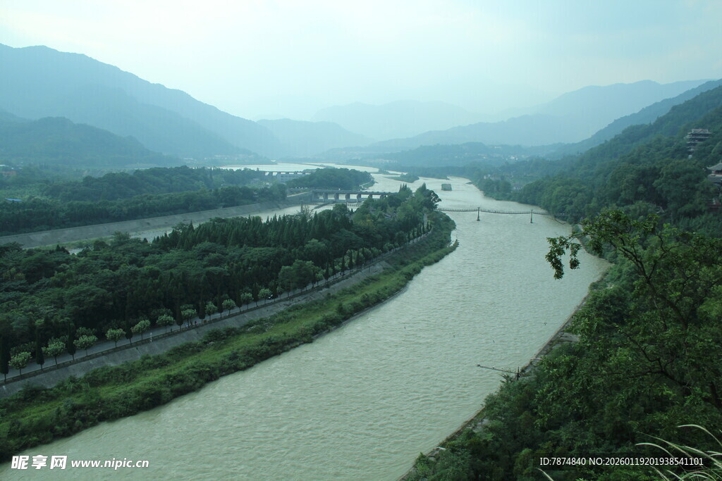 蜿蜒河流穿行于青山之间