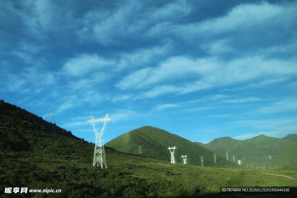 山间输电塔与风力发电机