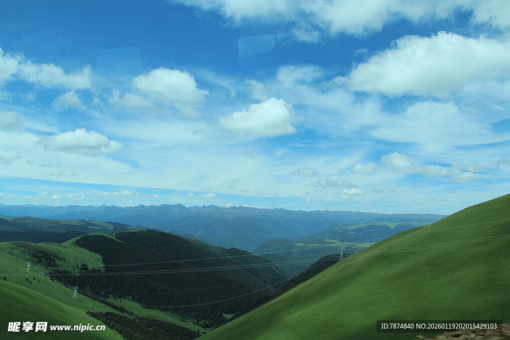 青山蓝天间的壮美自然景观