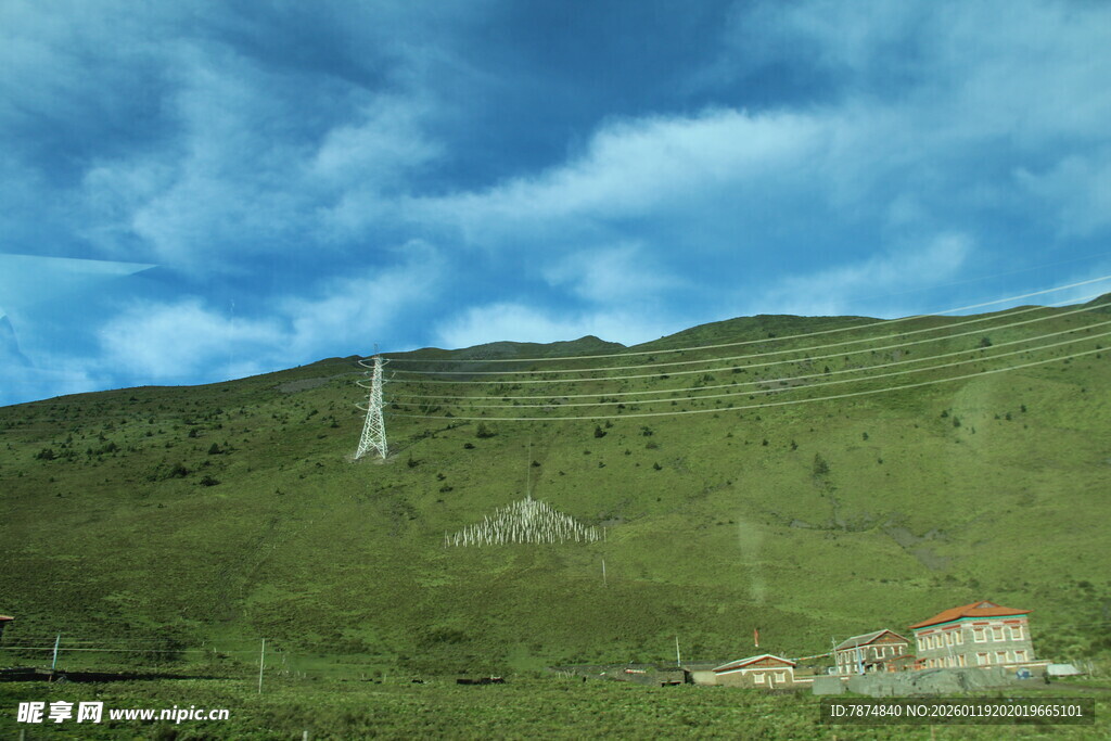 青山之上的建筑与高塔
