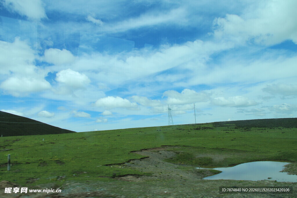 草原风光 蓝天白云下的湿地