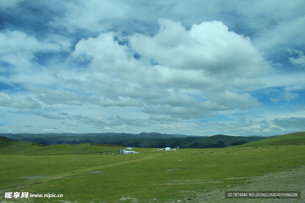 广袤草原与蓝天白云美景