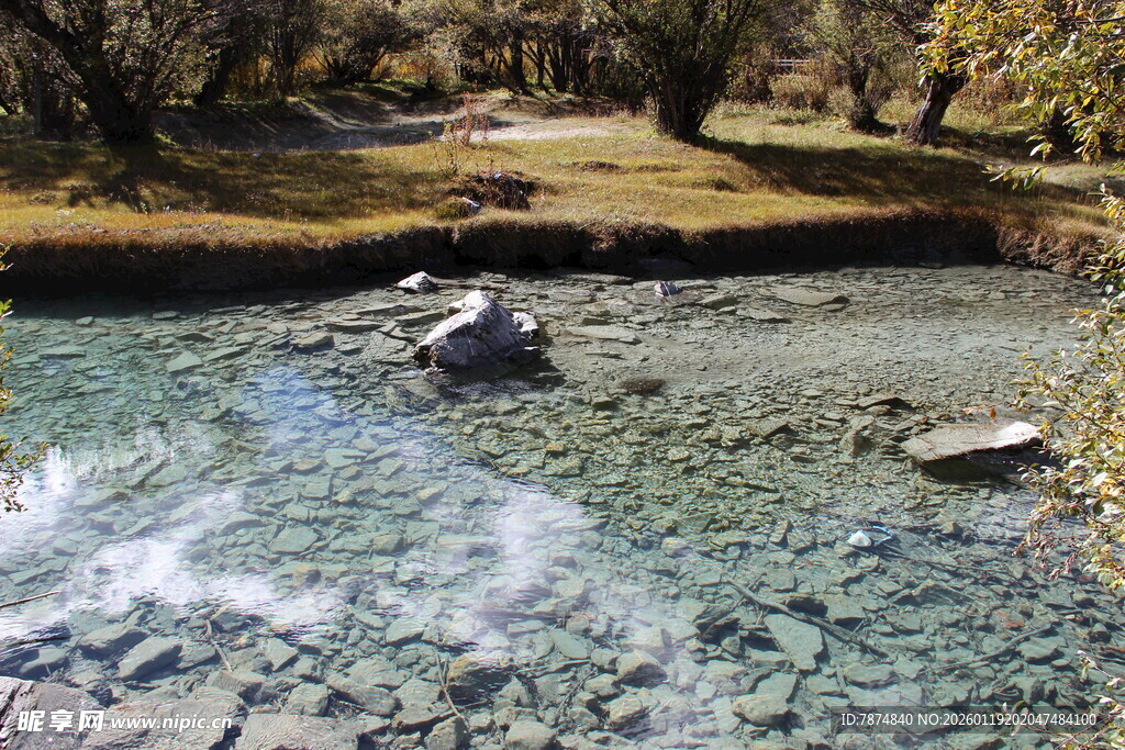 清澈溪流中的石头与周边景色