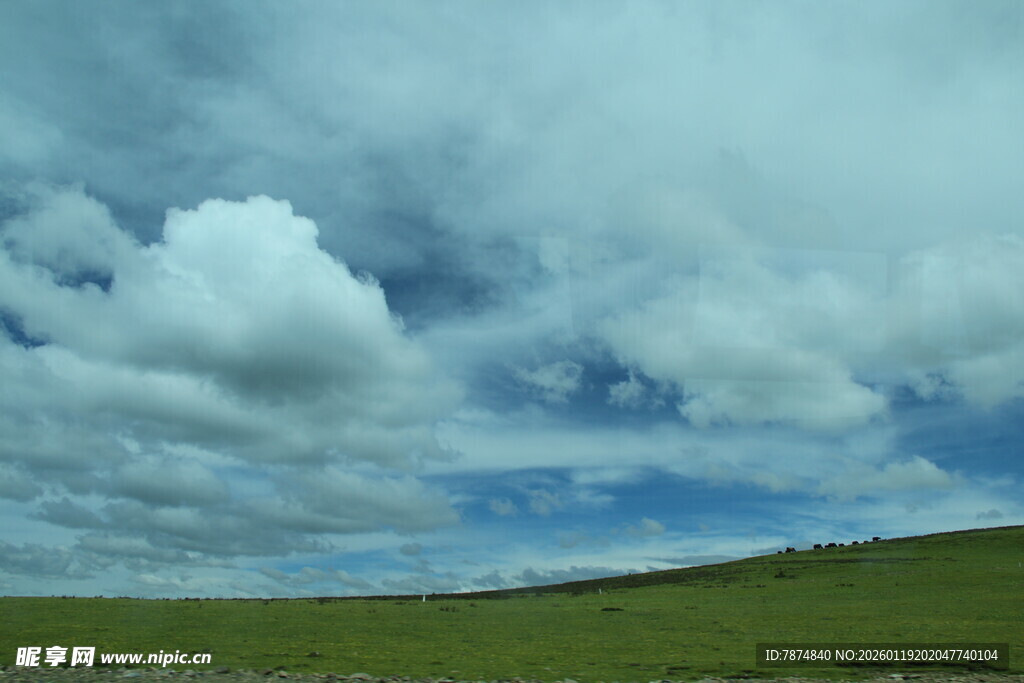 草原上空的云朵美景