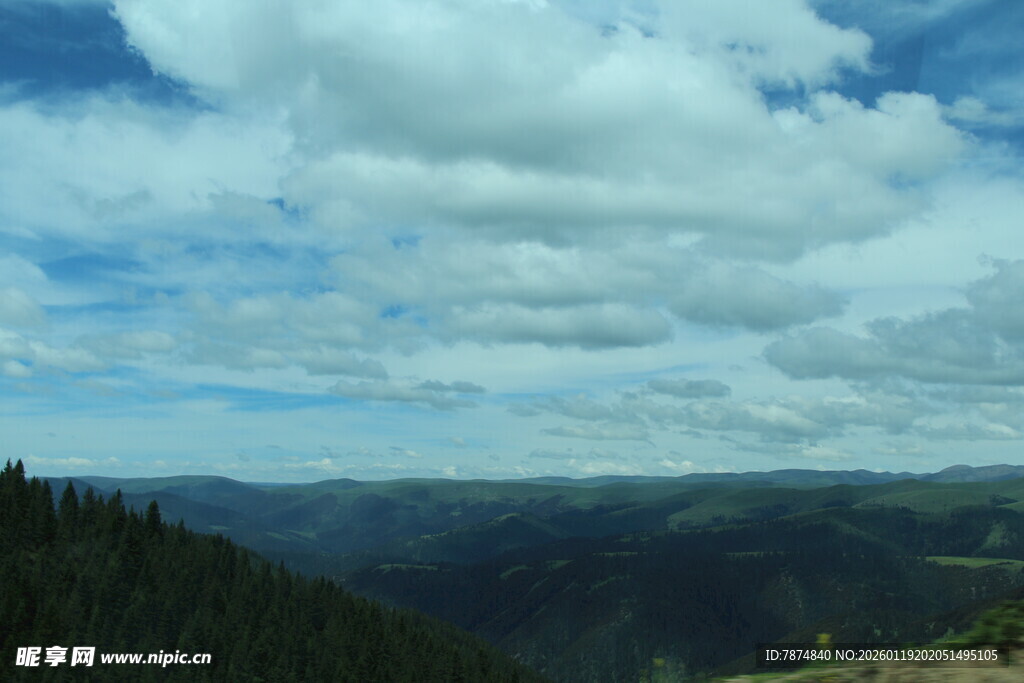 山峦云海间的壮美风光