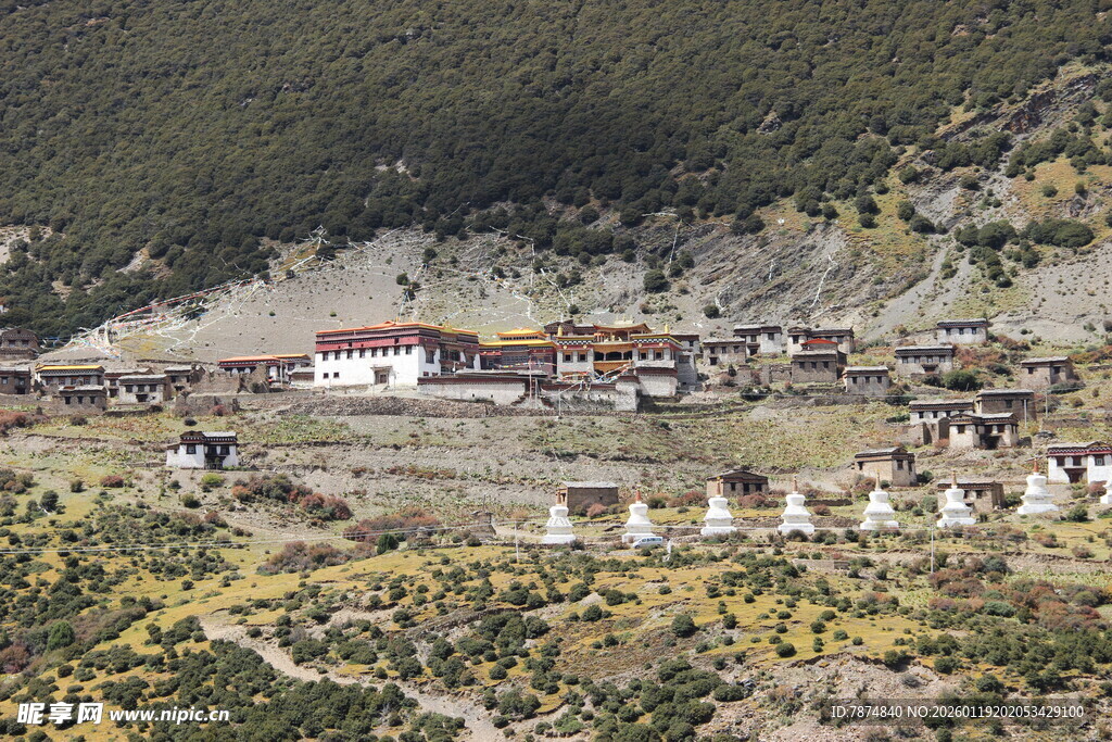 山间藏式村落景观