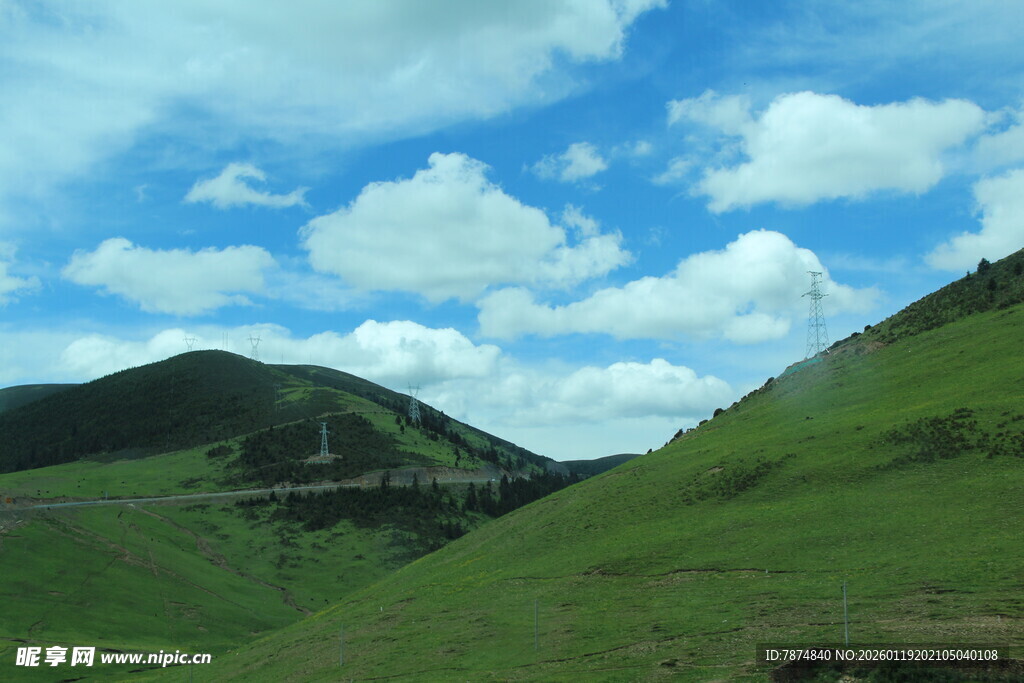 青山蓝天间的美丽景致