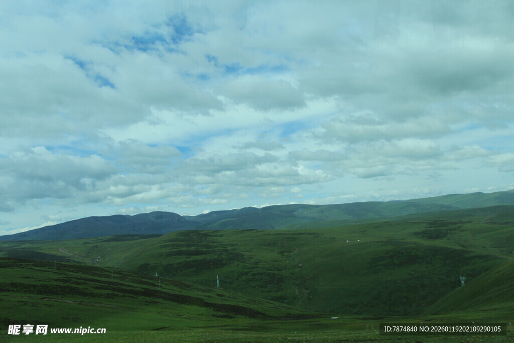 草原山峦间的蓝天白云