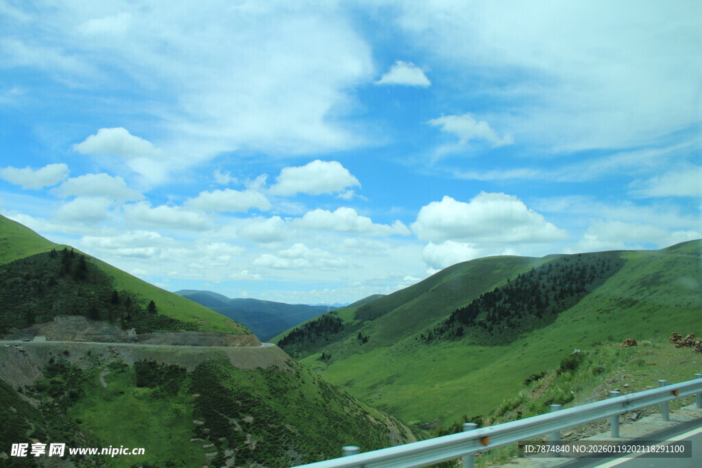 山间公路的秀丽风光