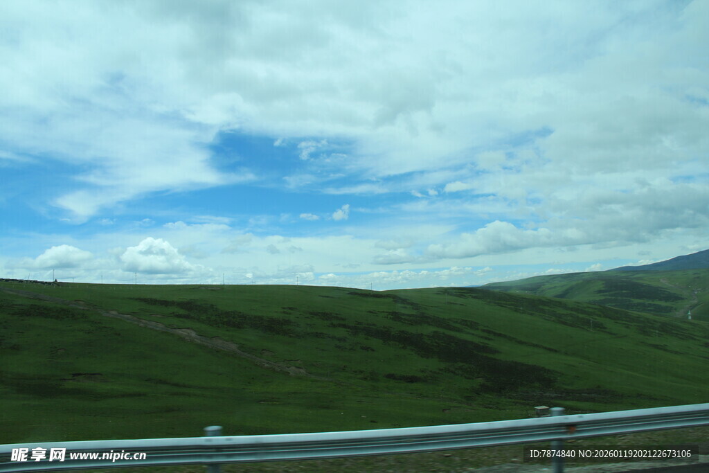 草原公路边的蓝天白云青山