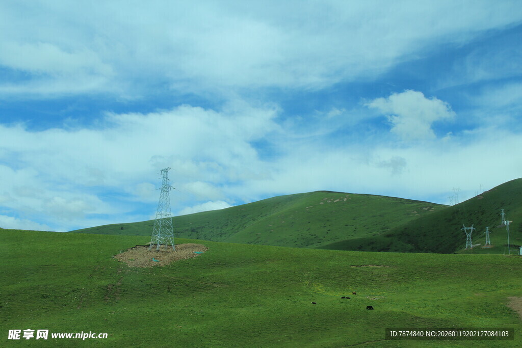 草原风光 矗立的电力设施
