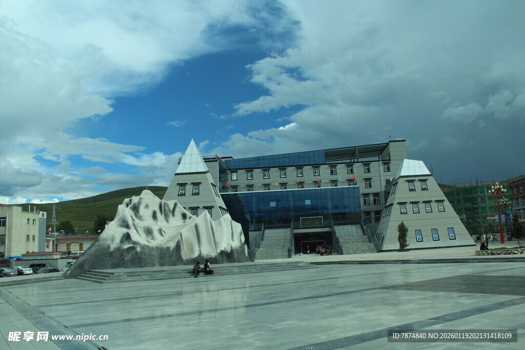 广场上的宏伟建筑与雕塑