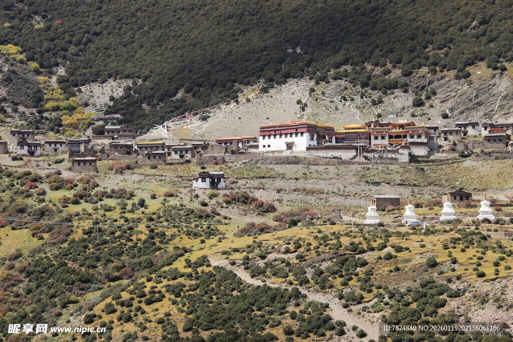 山间藏式村落风景