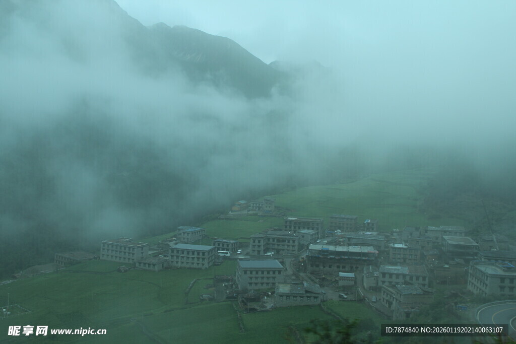 云雾缭绕中的山间村落