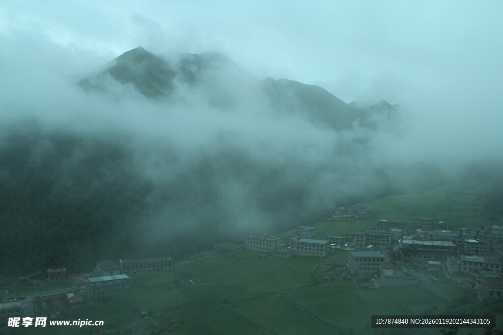 云雾缭绕的山间村落