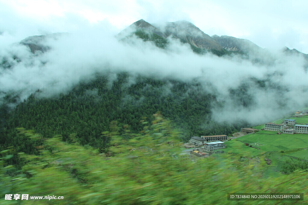 山间云雾缭绕的美丽景致
