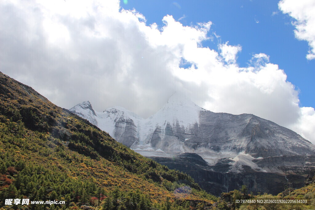 山间云雾缭绕的壮丽景色